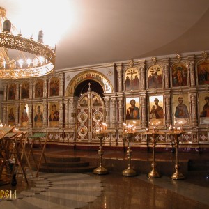 Иконостас Нижнего придела Храма-Памятника-на-Крови в Екатеринбурге.