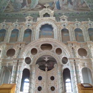 Иконостас в храм