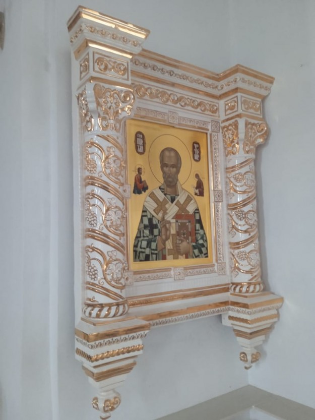 Фаянсовый киот для храма