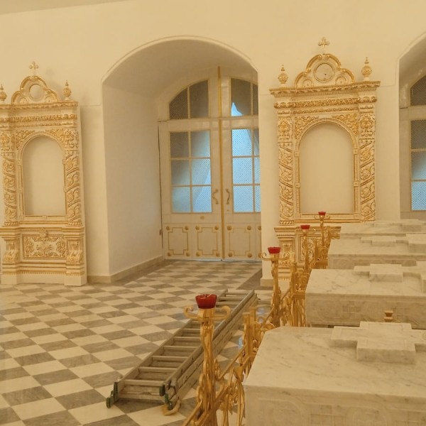 Фаянсовые киоты для храма