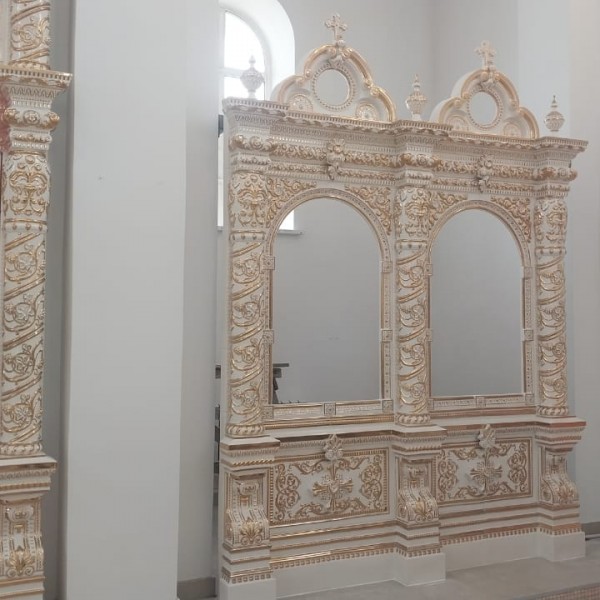 Фаянсовый киот с золотом