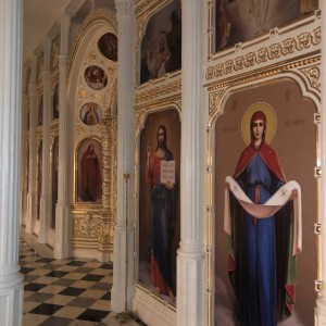 Фаянсовый иконостас в церкви